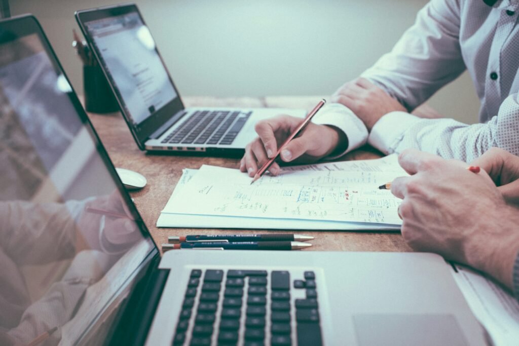Cuaderno y análisis sobre una mesa de trabajo